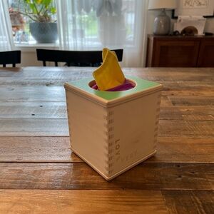 LOVEVERY “Magic Tissue Box”